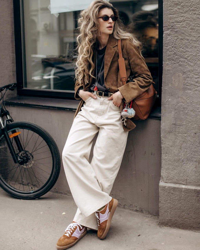 Rien de tel qu'une légère touche de parme pour rehausser un look marron/blanc cassé !