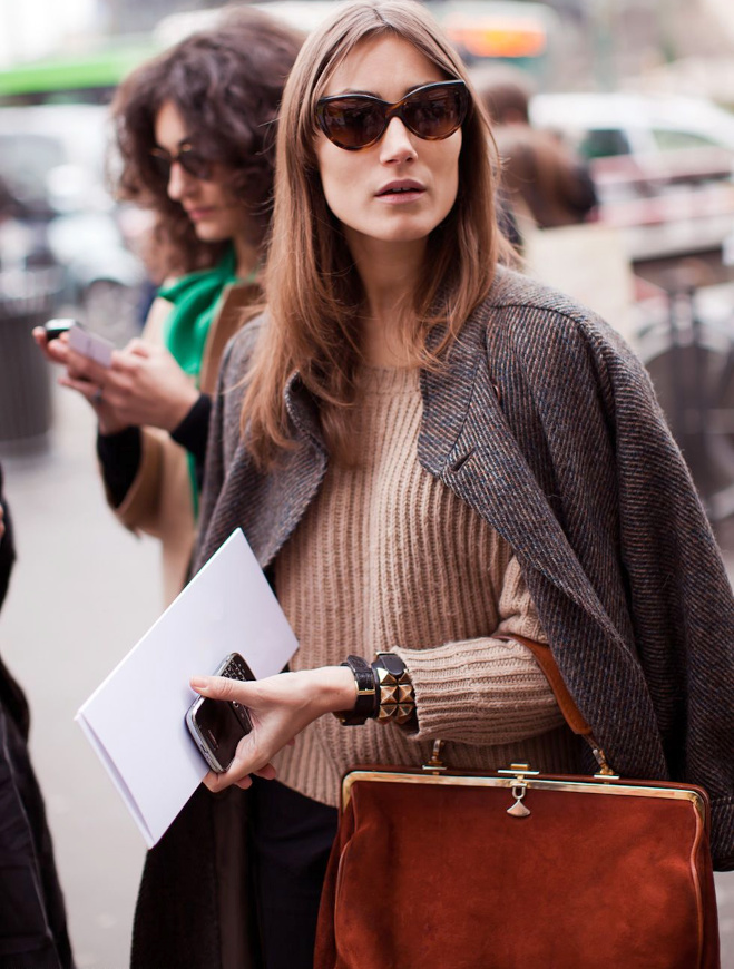 Mêlant pièces douillettes et sac rétro, ce look a tout bon !