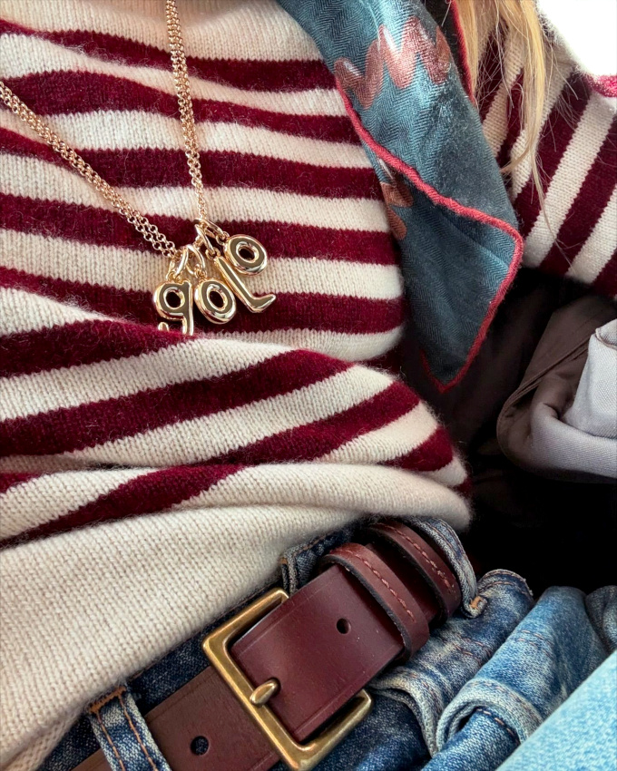 Mêlant jean délavé, rayures marinière bordeaux et pendentifs personnalisés, ce combo a tout bon !