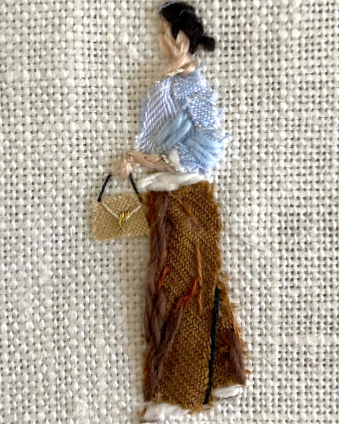 Pull bleu ciel + tee-shirt blanc + pantalon large marron = le bon mix