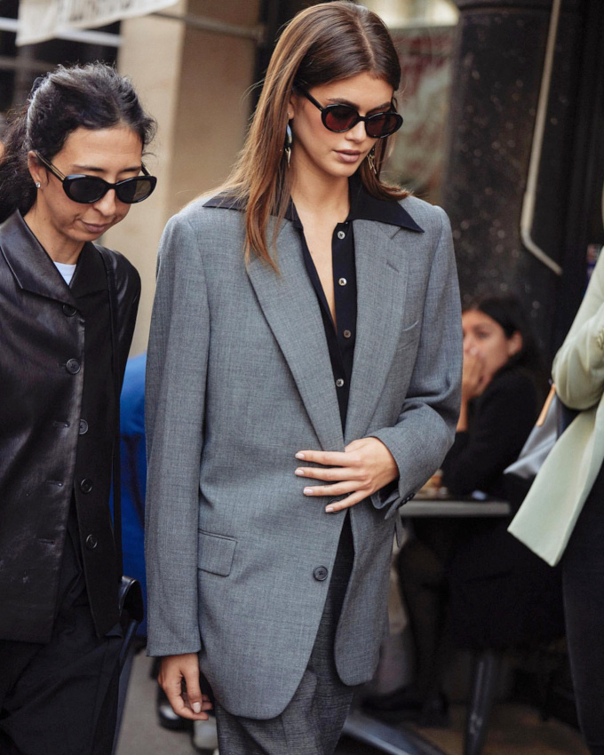 Rien de tel qu'un polo porté déboutonné sous un blazer masculin !