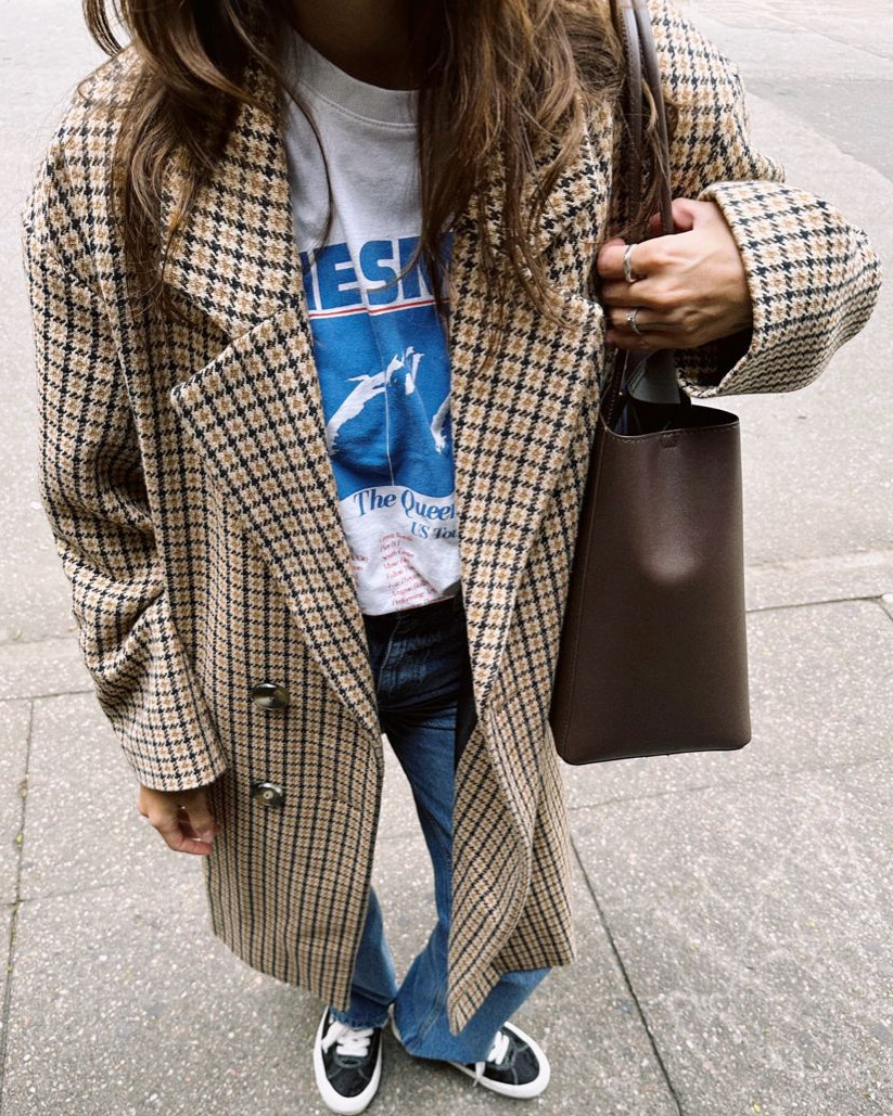 Pardessus à carreaux + tee-shirt vintage = le bon mix