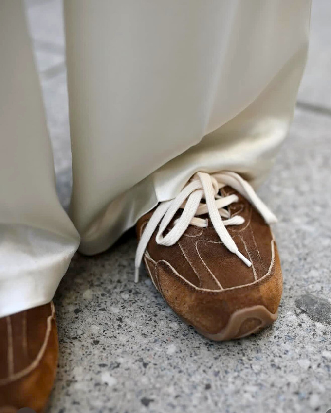 Pantalon blanc + baskets marron = le bon mix