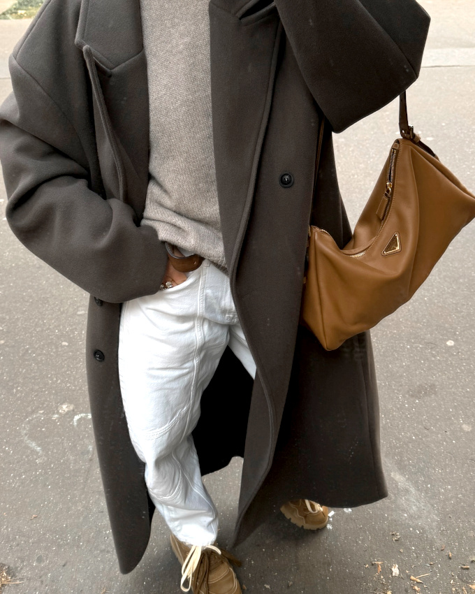 Rien de tel qu'un jean blanc pour twister un look d'hiver !