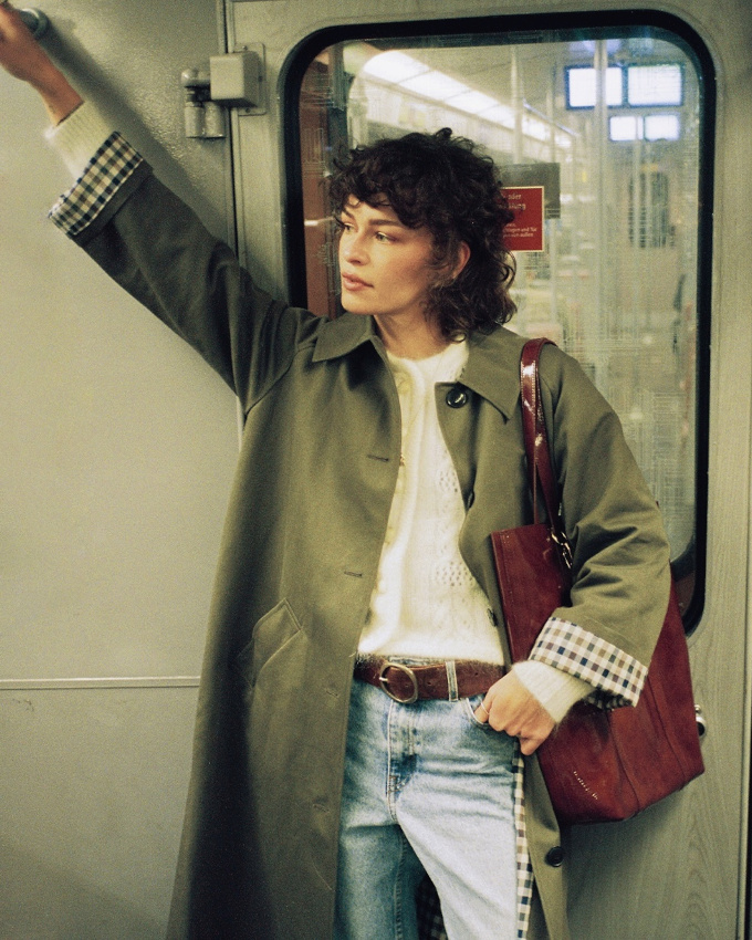Trench kaki + gilet ajouré + ceinture masculine + jean délavé = le bon mix