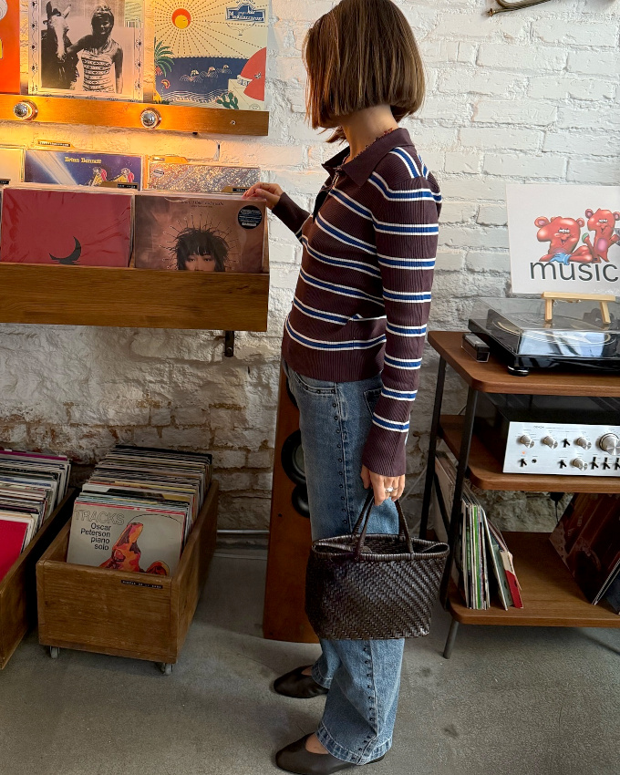 Oui au polo rayé porté avec des accessoires féminins !