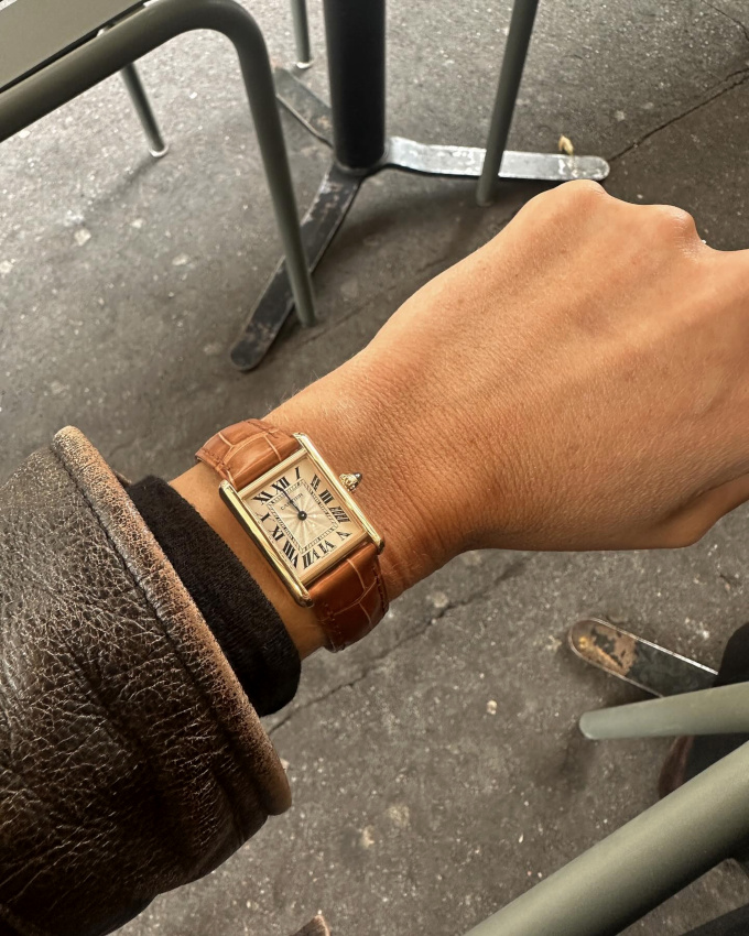 Montre élégante + vieux blouson en cuir = le bon mix