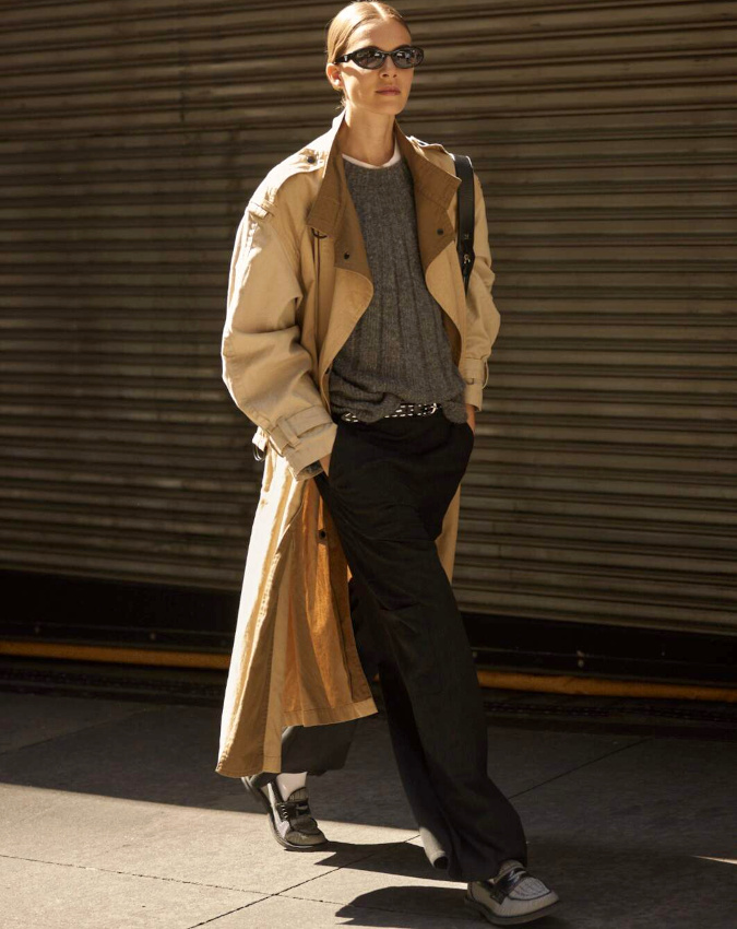 Rien de tel qu'un trench long et souple pour apporter une subtile touche de douceur à un look boyish !