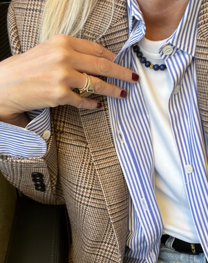 On ne se lasse pas du trio blazer à carreaux/chemise rayée/tee-shirt blanc !