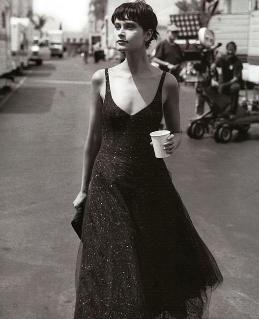 Mêlant parfait décolleté et sobriété iridescente, cette robe noire Giorgio Armani a tout bon !
