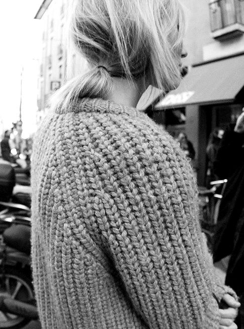 Gros pull + coiffure coiffée/decoiffée = le bon mix