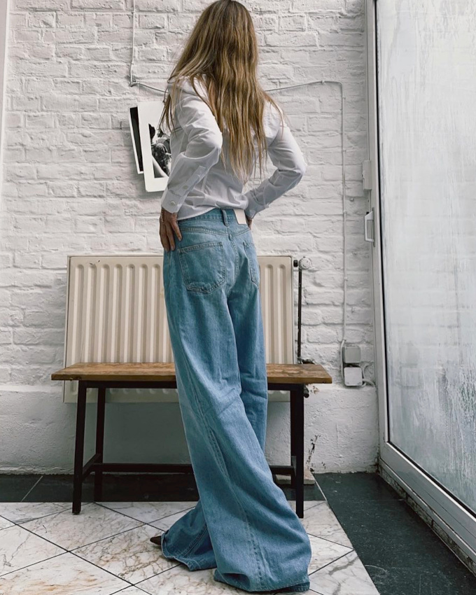 Jean large + chemise cintrée = le bon mix