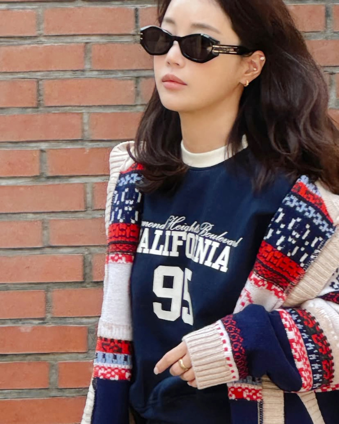 Et si l'on associait sweat universitaire et gilet Fair Isle ?