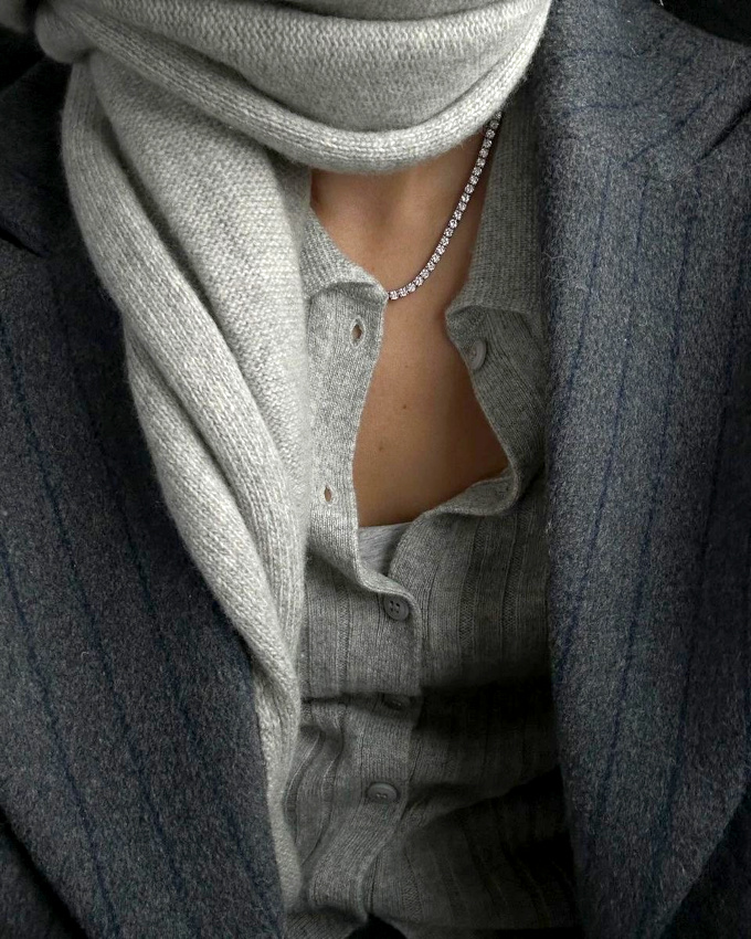 Rien de tel qu'un collier scintillant pour relever un camaïeu de gris !