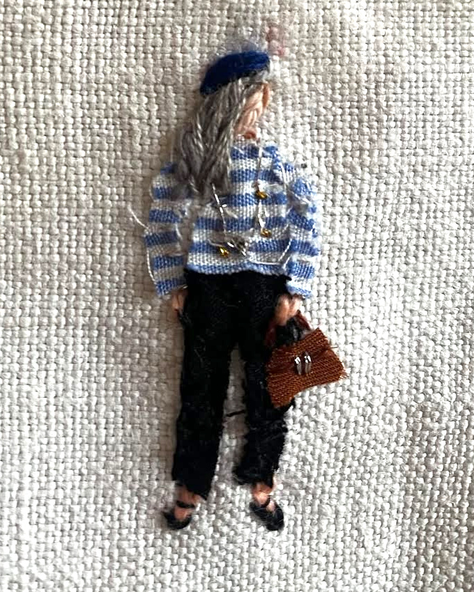 Longs cheveux gris + marinière + jean 7/8 = le bon mix
