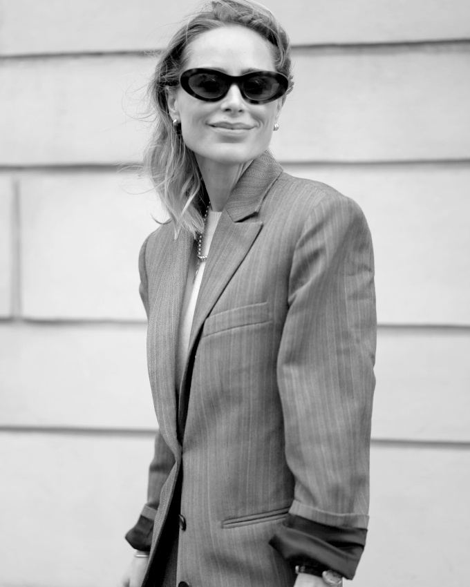Blazer + lunettes de soleil de caractère = le bon mix