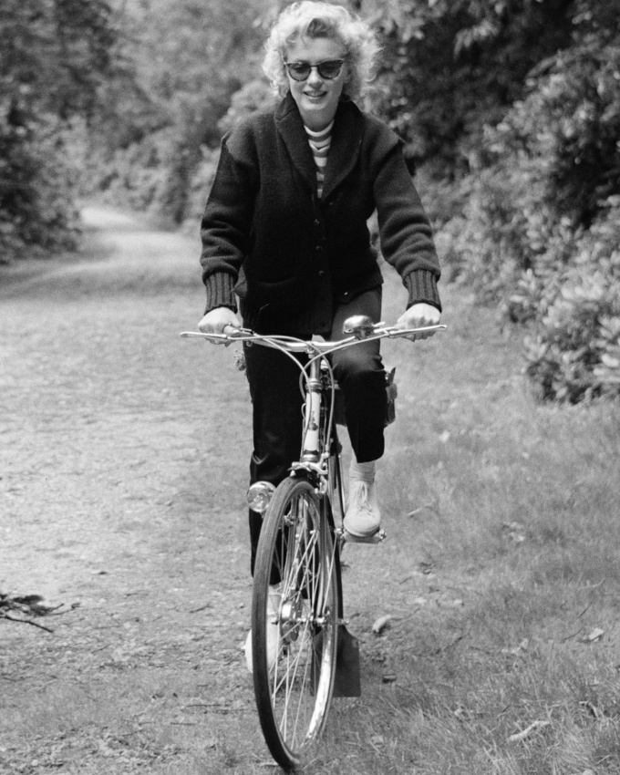 Col châle + top rayé + vélo = le bon mix