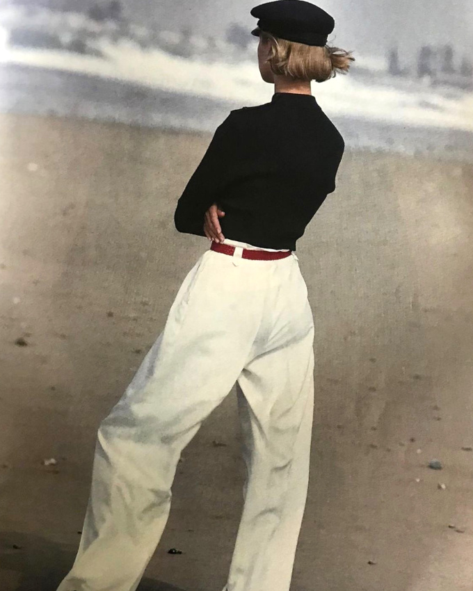 Pantalon blanc + pull bleu marine = le bon mix