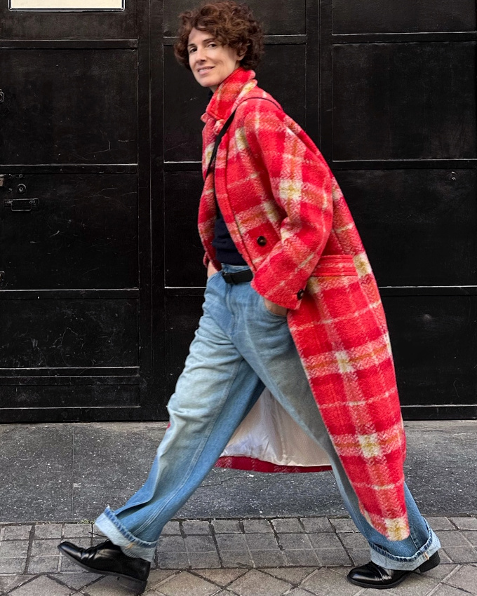 Rien de tel qu'un ample manteau coloré pour booster un look boyish !