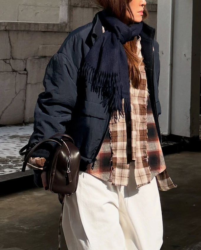 Mêlant confort androgyne et harmonie de couleurs, ce look a tout bon !