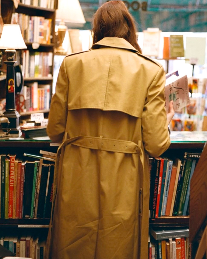 Beau trench + librairie = le bon mix