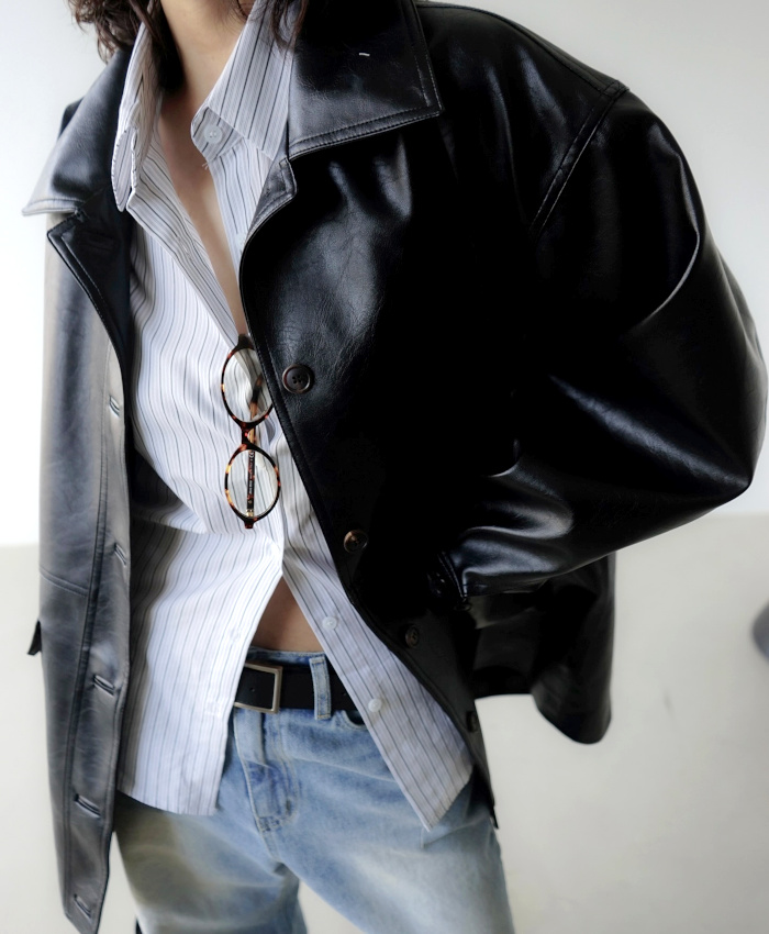Veste en cuir + chemise à rayures = le bon mix