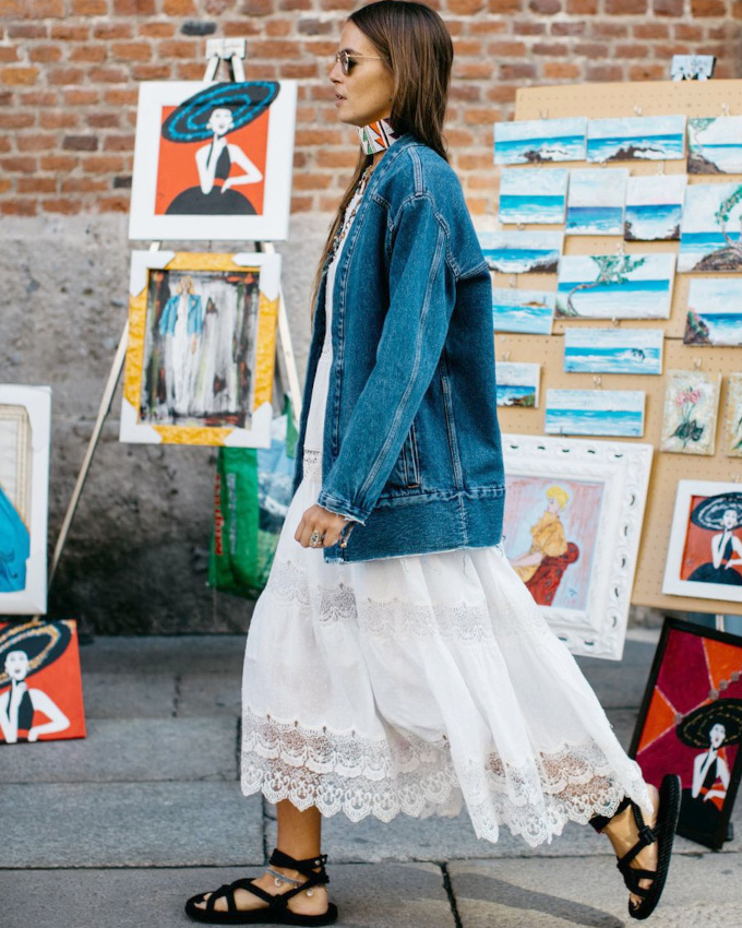 Toujours patiner ses robes romantiques via un élément plus casual/boyish que bohème !