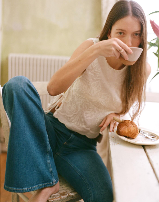Jean flare + top blanc romantique = le bon mix