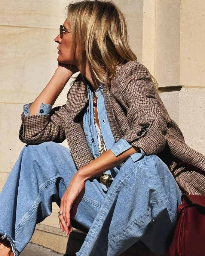 Duo de denims et blazer à motif pied-de-poule sont définitivement faits pour vivre ensemble !