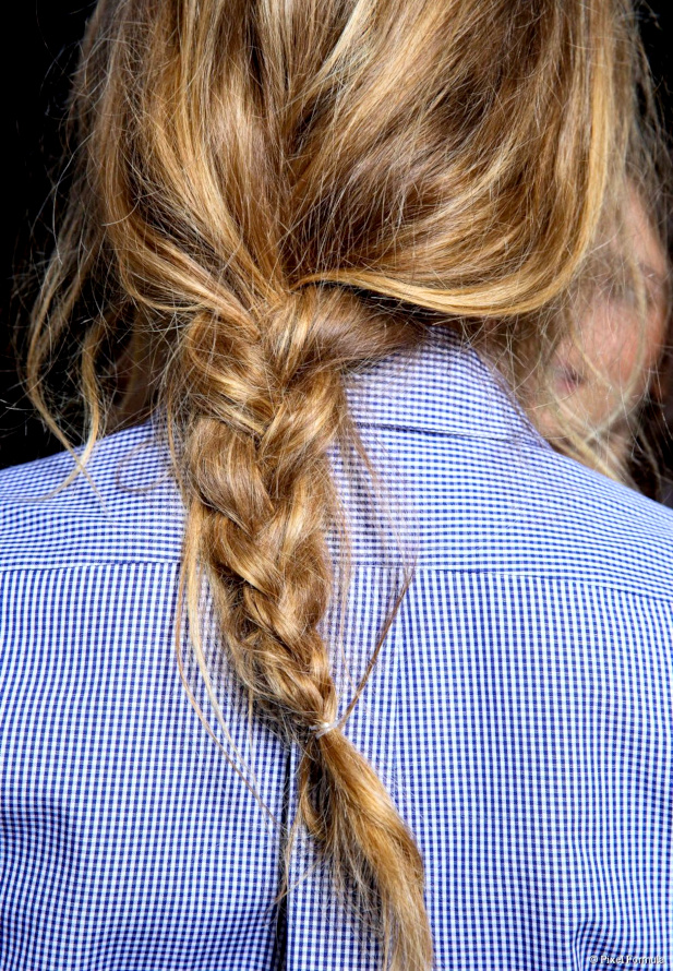 Tresse nonchalante + chemise masculine = le bon mix