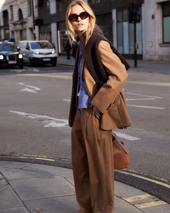 Rien de tel que des rayures verticales bleues pour faire respirer un costume caramel !