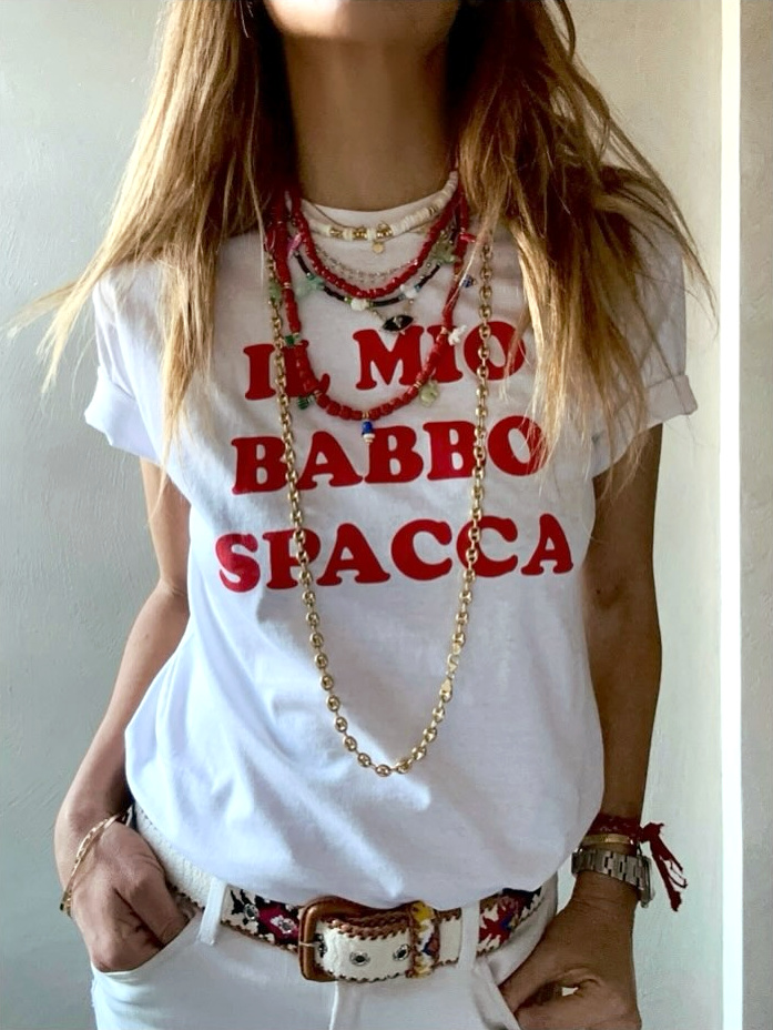 Rien de tel qu'une accumulation de colliers pour booster la dégaine d'un tee-shirt !