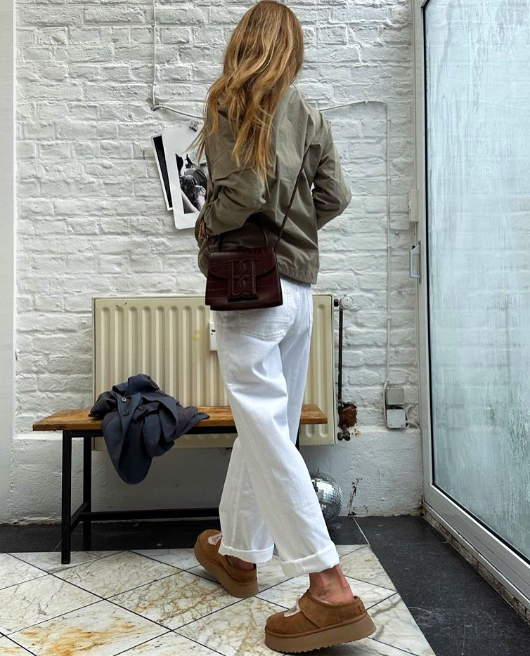 Jean blanc + veste kaki + sac marron = le bon mix