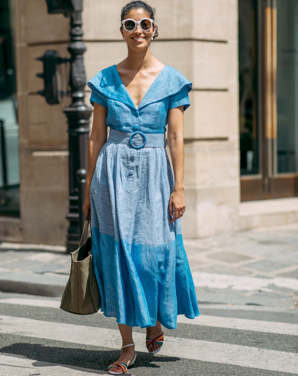 Robe bleue et sandales