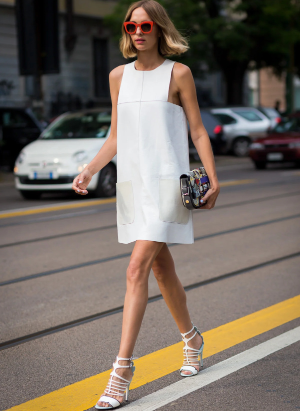 Robe blanche et escarpins