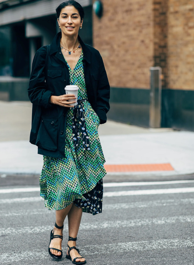 Rien de tel qu'une veste casual monochrome pour réchauffer une robe fluide imprimée !