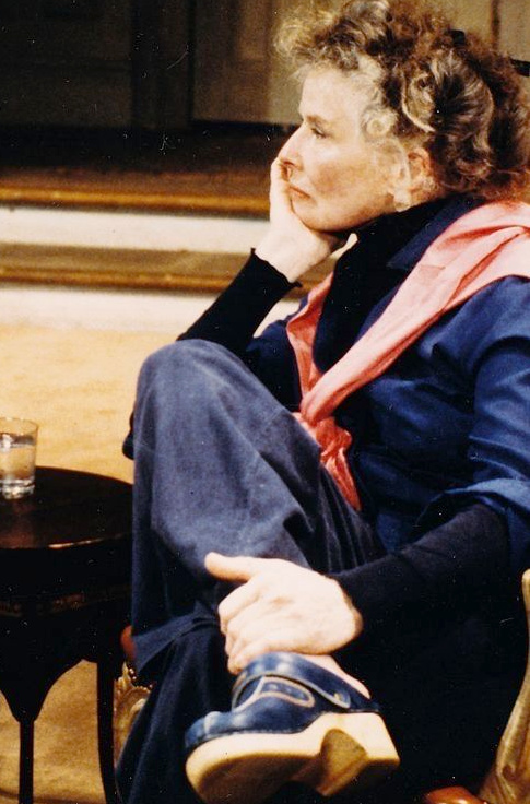 On piquerait bien à Katharine Hepburn ses sabots bleu marine !