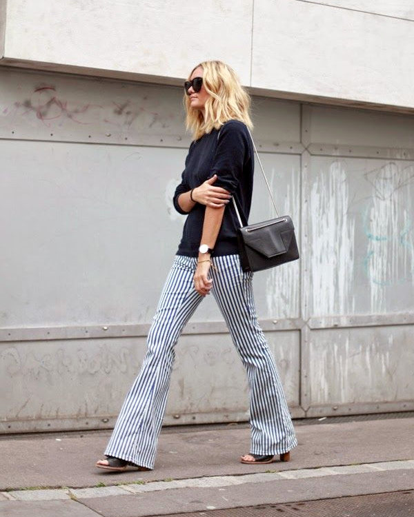 Pull bleu marine et pantalon ray
