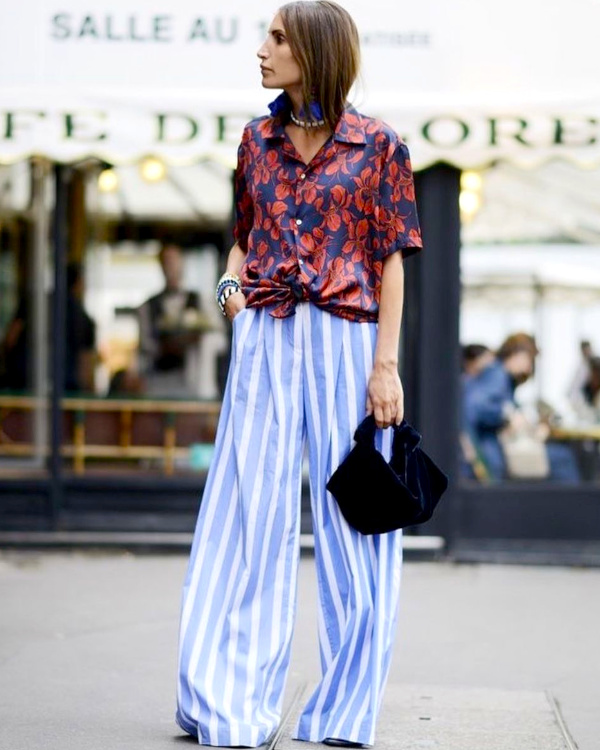 Chemise rouge fleurie et pantalon ray bleu ciel