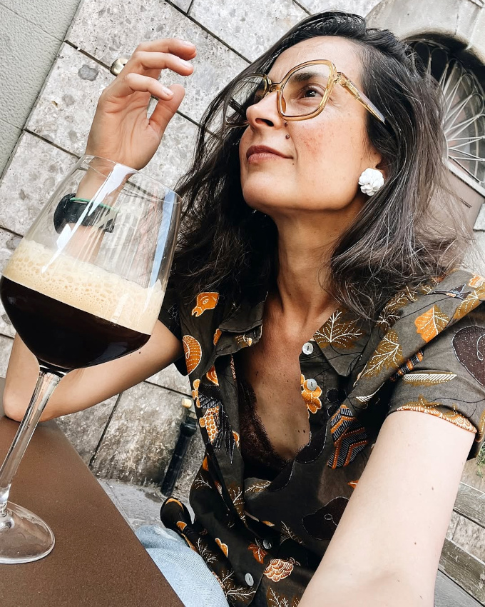 Immenses lunettes de vues + chemisette imprimée + soutien-gorge en dentelle = le bon mix