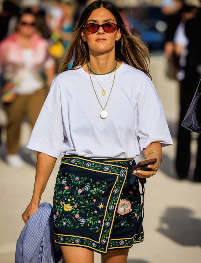Jupe brodée + tee-shirt blanc = le bon mix