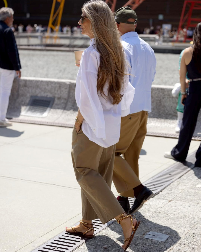 Rien de tel qu'une touche de doré pour égayer un look classique minimaliste !