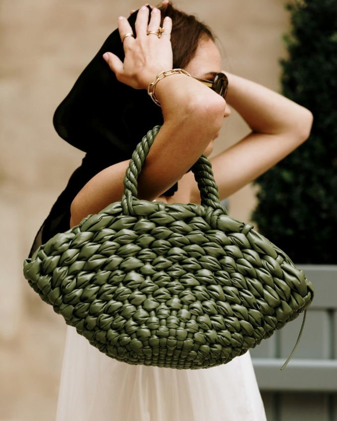 Oui au sac tressé jouant la carte de l'originalité !