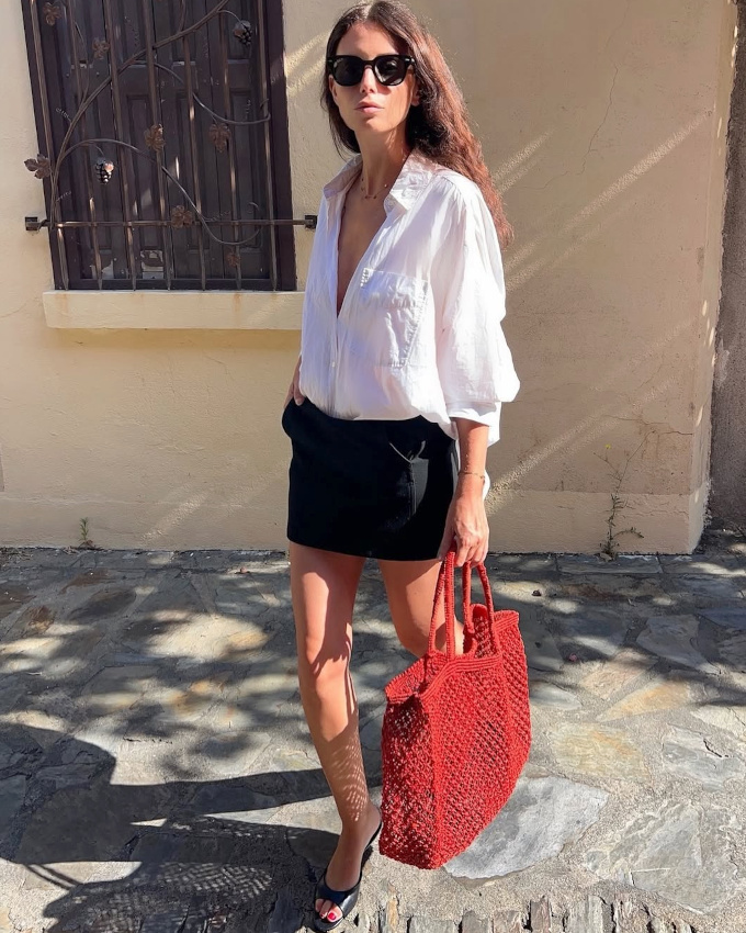 Mini jupe + chemise un brin ample = le bon mix
