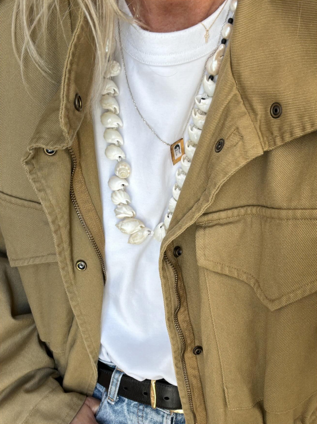 Le collier de coquillages : le "game changer" des looks casual estivaux !