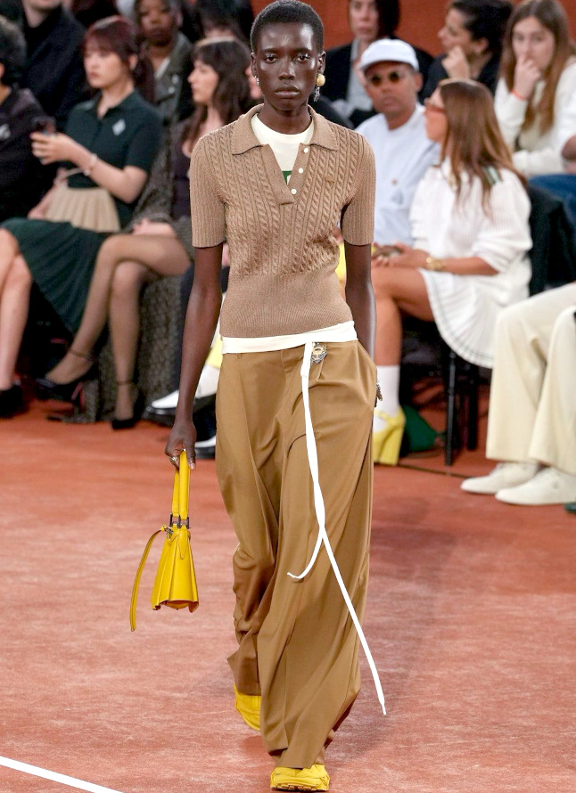 Polo près du corps + pantalon ample + camaïeu de teintes + éclats jaunes = le bon mix