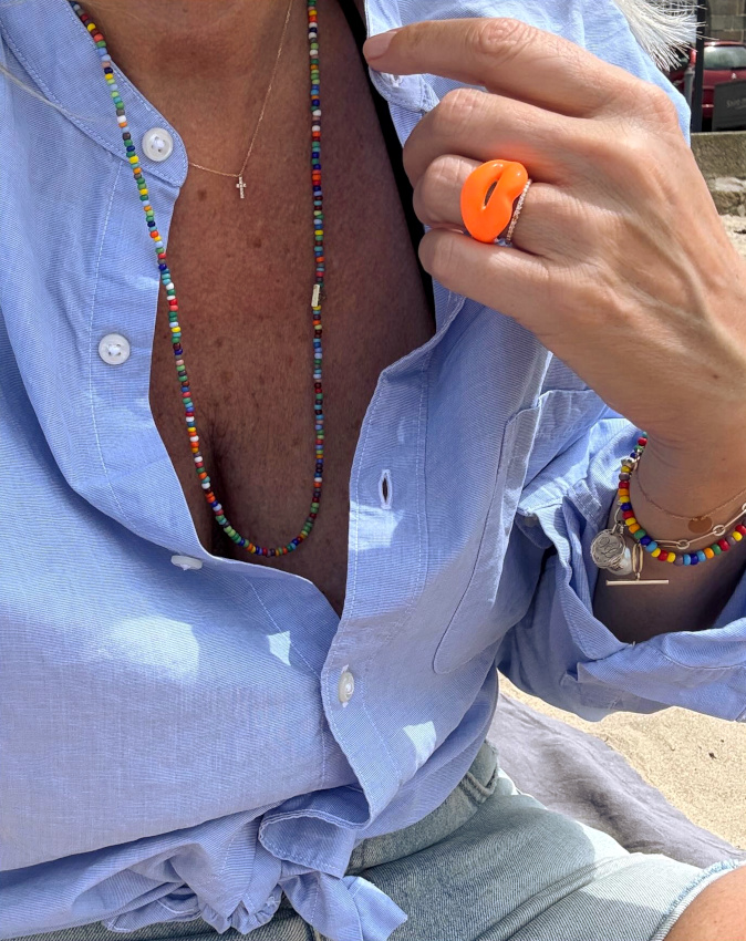 Difficile de faire plus charmant que le mix chemise masculine/bijoux régressifs !