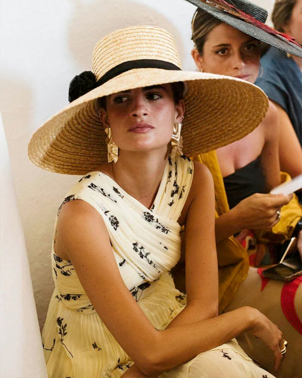 Robe blanche et large chapeau