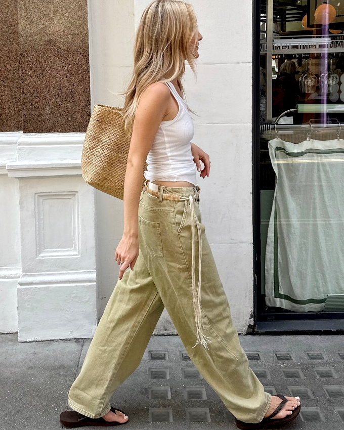 Le marcel blanc : le meilleur ami des pantalons larges !