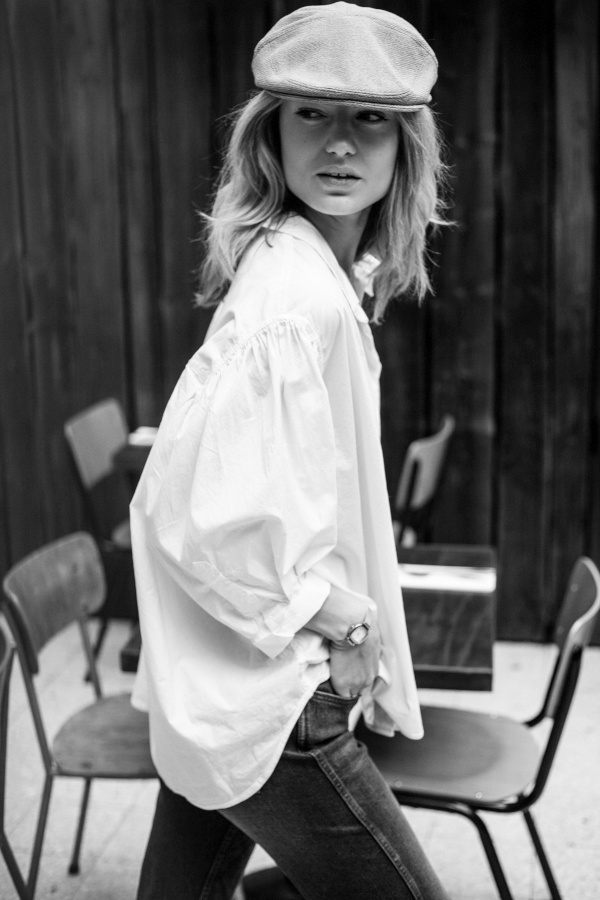 Sobrement romantique, la blouse blanche permet de sauver le jean de l'ennui !